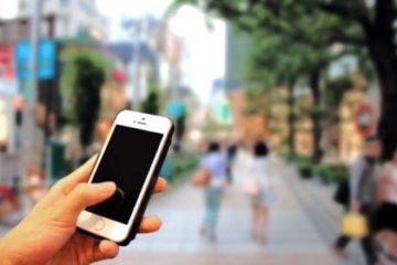 スマートフォンを持つ手