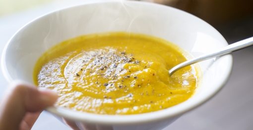 黄色いカボチャのスープ