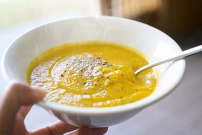 黄色いカボチャのスープ