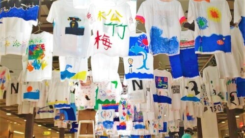 小学生が描く128人128色の「なおえつTシャツ」へ協賛しました（上越市直江津）