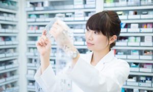 透明な袋を手に取る人